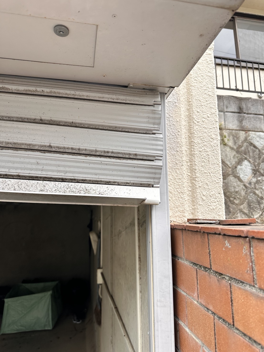 シャッター脱線・変形の写真1